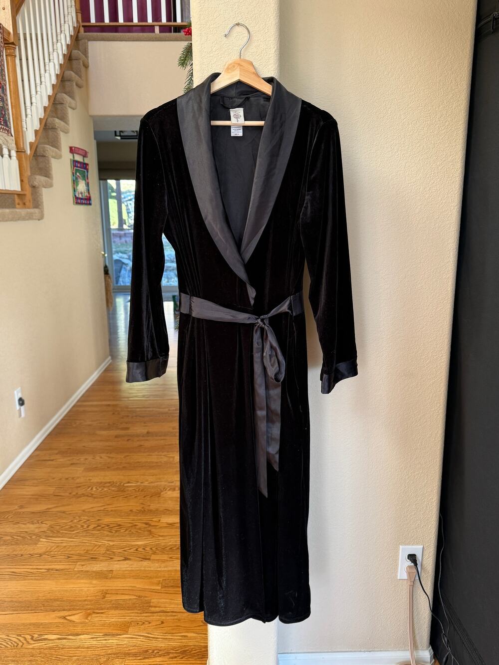 Vtg In Bloom Black Velvet Tie  Satin Trim M/L Robe Romantic Feminine